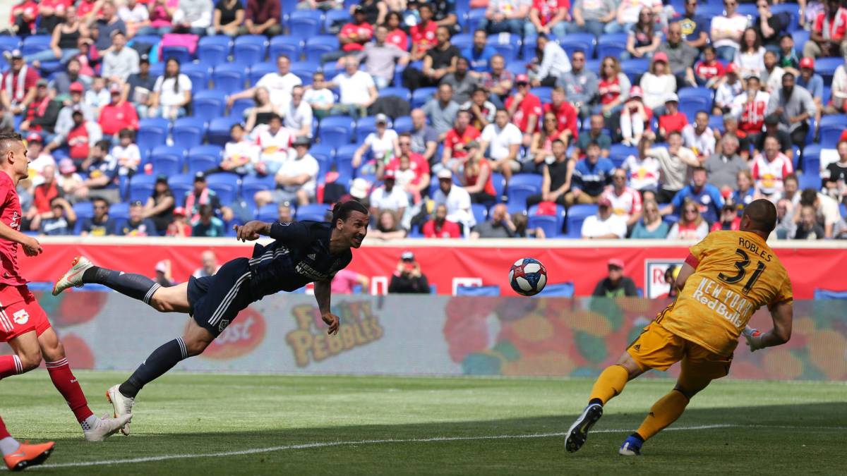 LA Galaxy cayó ante NY Red Bulls y ahora buscará recuperarse este miércoles cuando se enfrente desde el Mapfre Stadium a Columbus Crew.