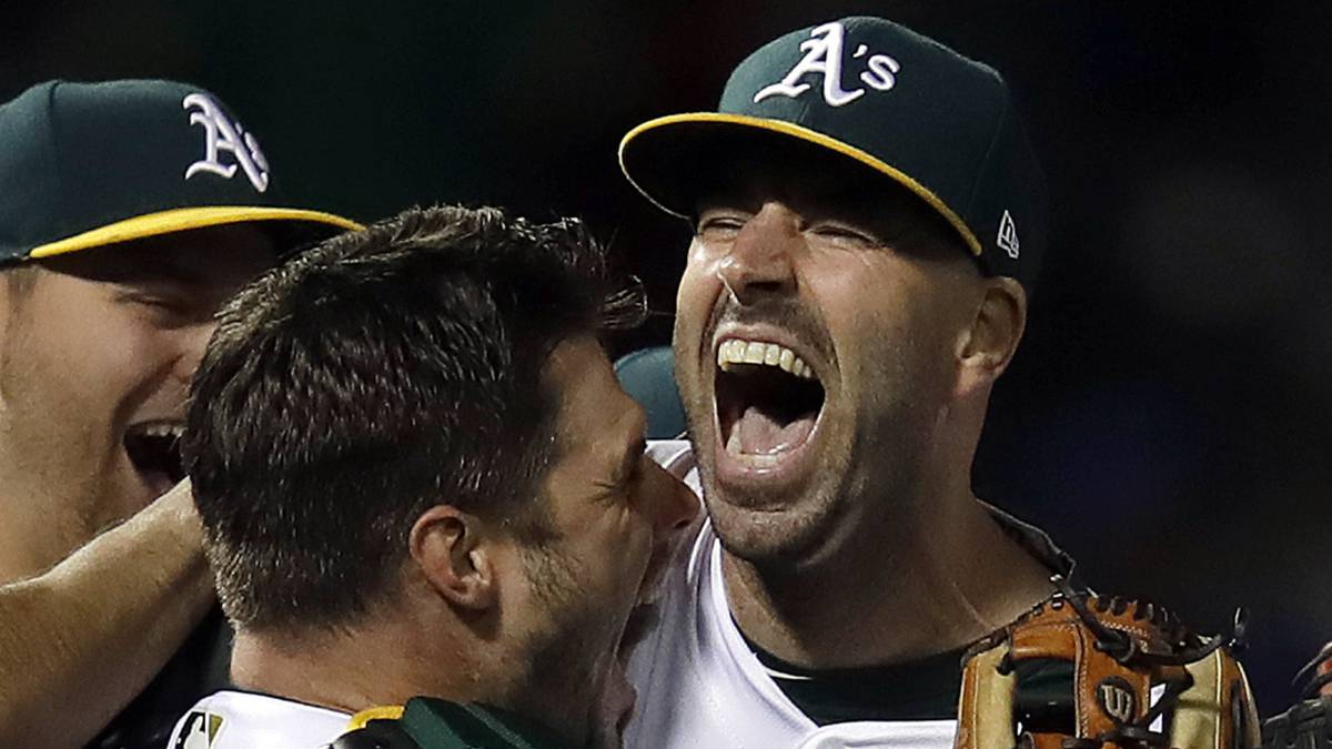 Mike Fiers celebra tras conseguir juego sin hit.