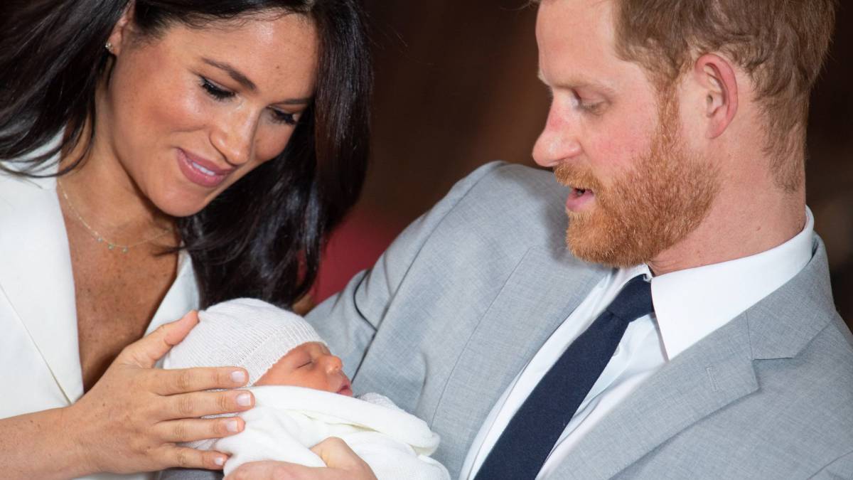 El Duque y la Duquesa de Sussex presentaron a su primogénito a su gran abuela, la Reina Isabel II, y ya dieron a conocer el nombre del nuevo integrante de la familia real.