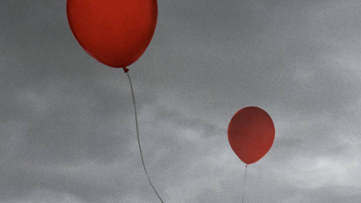 Warner Bros ya lanzó el primer teaser oficial de esta escalofriante historia sobre Pennywise, el payaso, la cual llegará al cine en septiembre de este año.