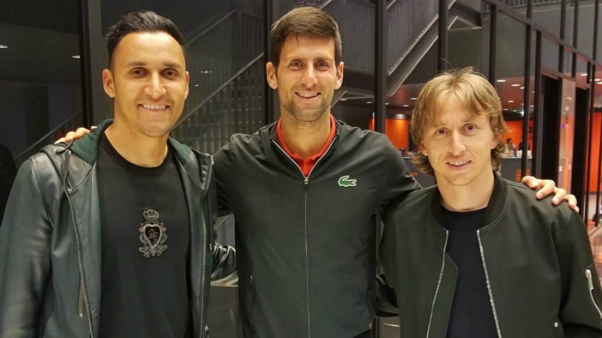 El tenista serbio aprovechó el encuentro con el cancerbero tico para saludar, convivir y tomarse una postal que más tarde presumió en sus redes sociales