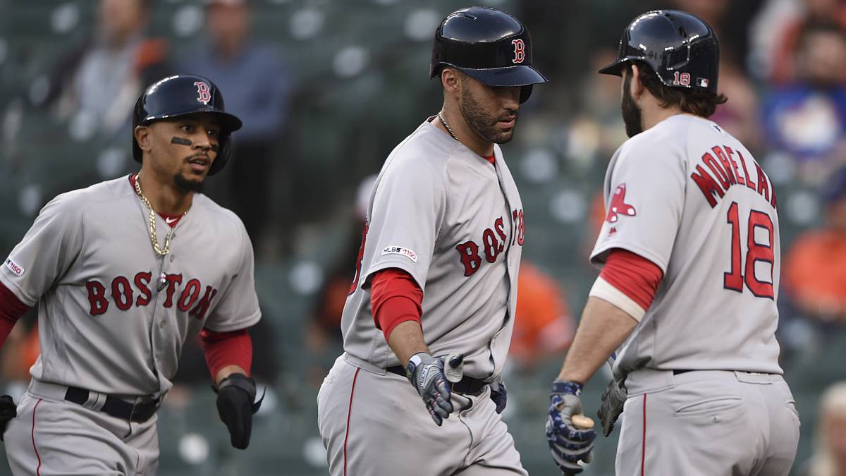 J.D. Martínez, Mookie Betts y Mitch Moreland