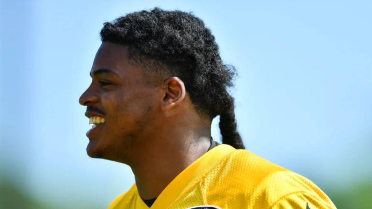 Devin Bush en entrenamiento de los Steelers