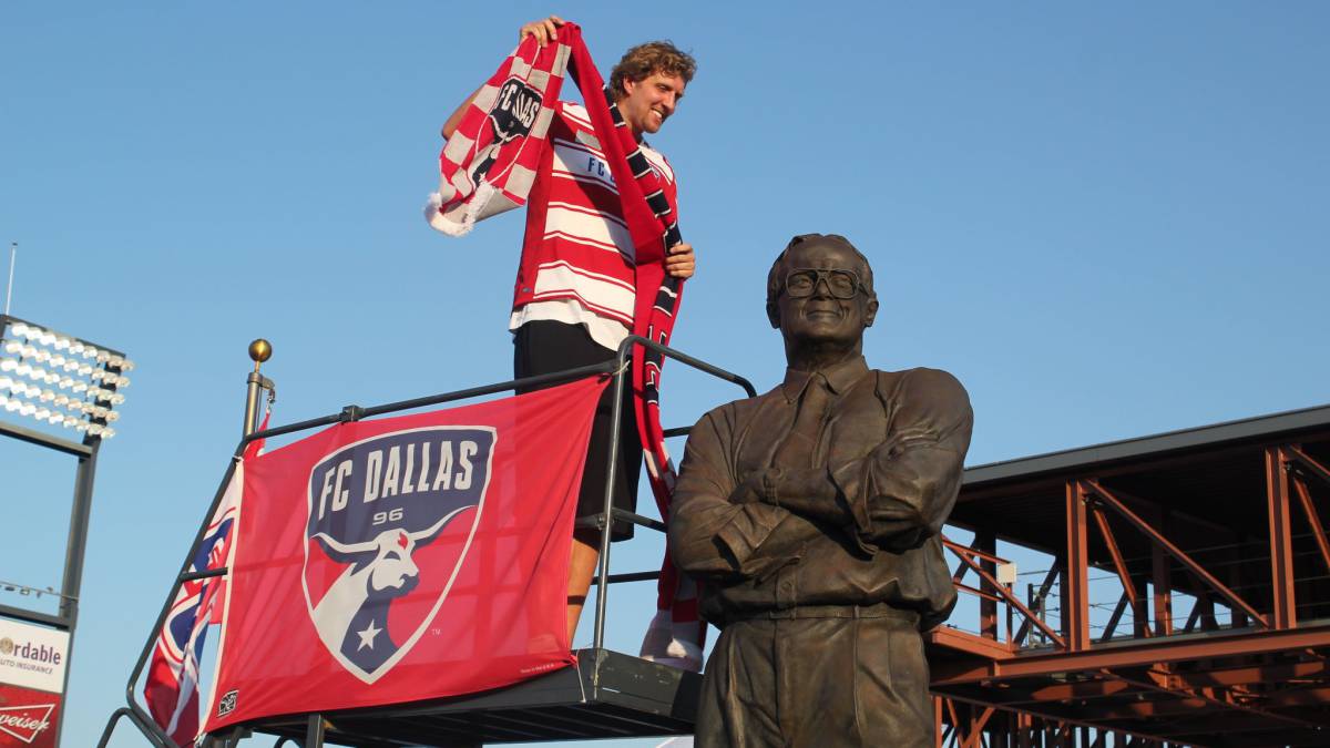 Dirk Nowitzki antes de partido de FC Dallas