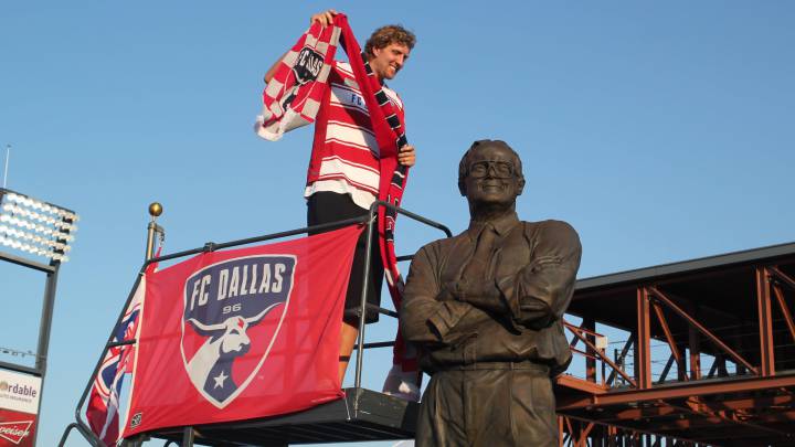 Dirk Nowitzki antes de partido de FC Dallas