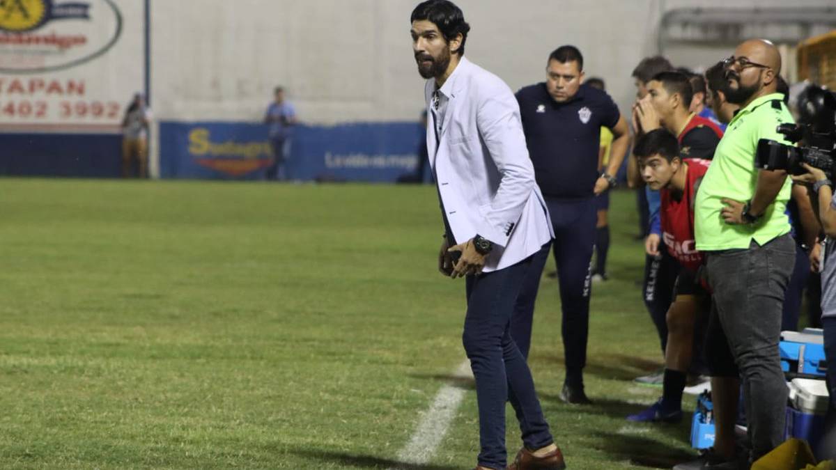 Sebastián Abreu dirigiendo a Santa Tecla