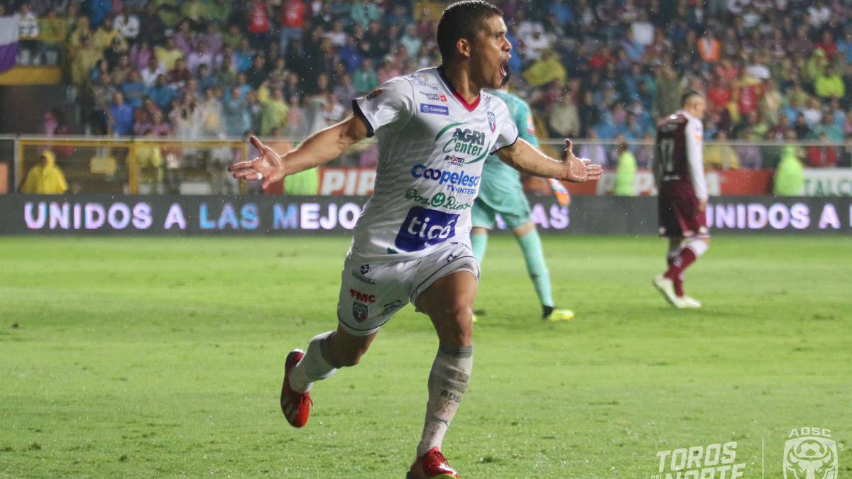 Mena festeja con San Carlos
