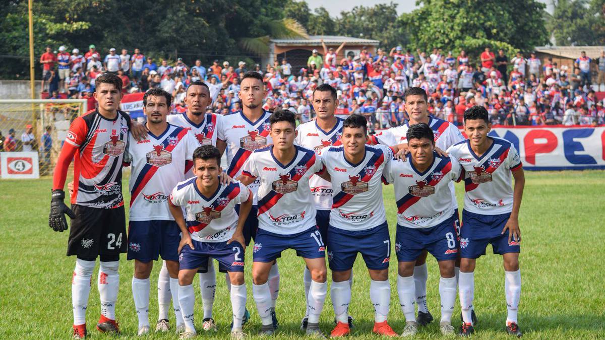 Luis Ángel Firpo posa