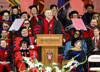 J.J. Watt sorprende a egresados de la Universidad de Wisconsin