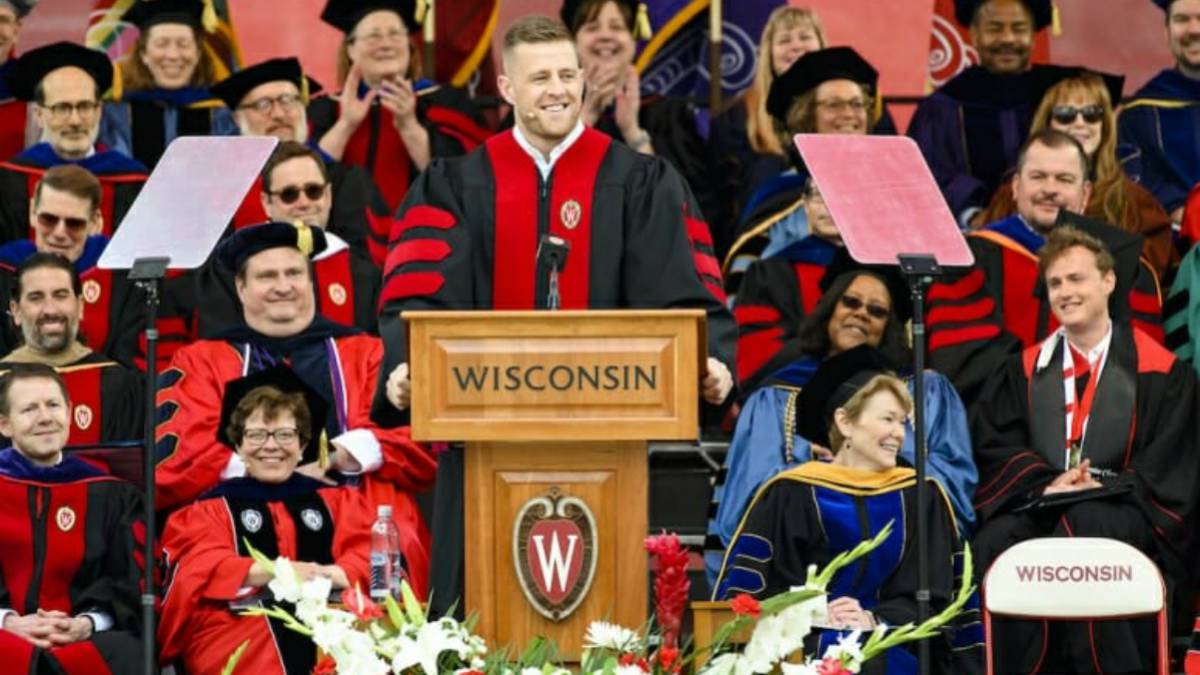 J.J. Watt en ceremonia de graduación de Universidad de Wisconsin