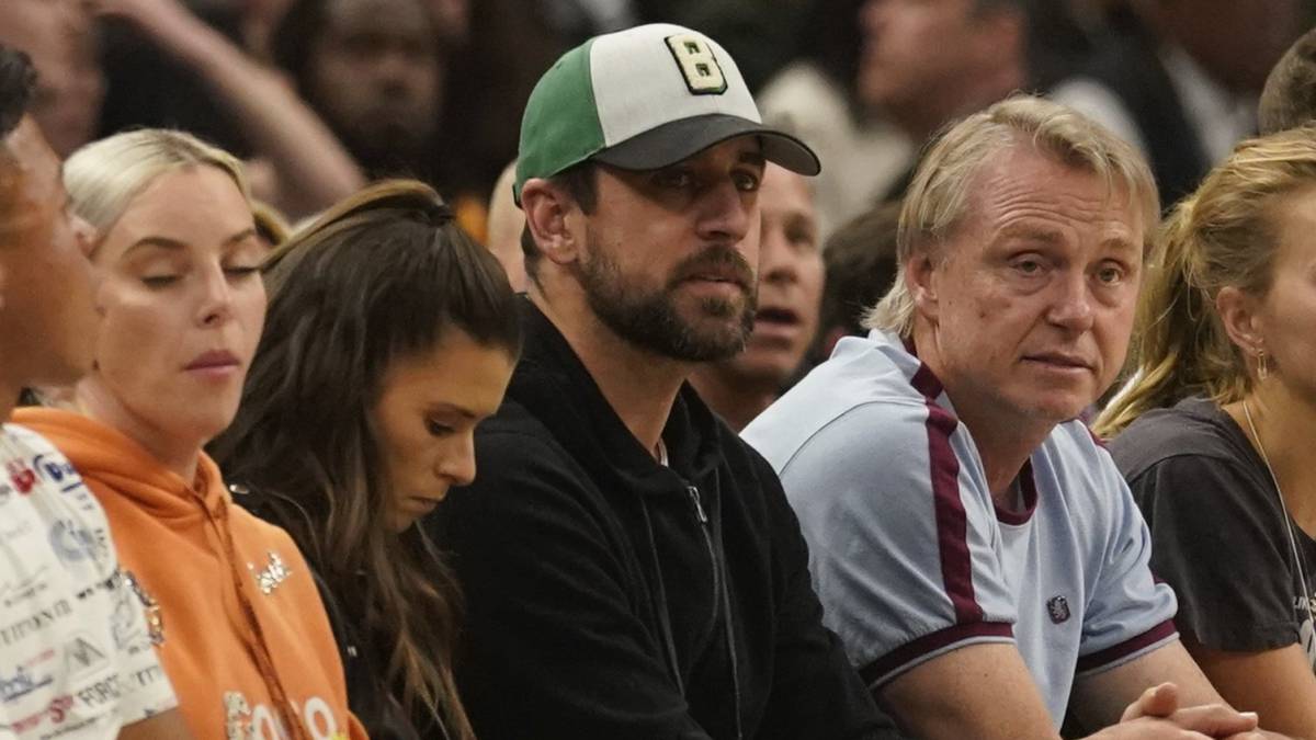 Aaron Rodgers en partido de los Bucks