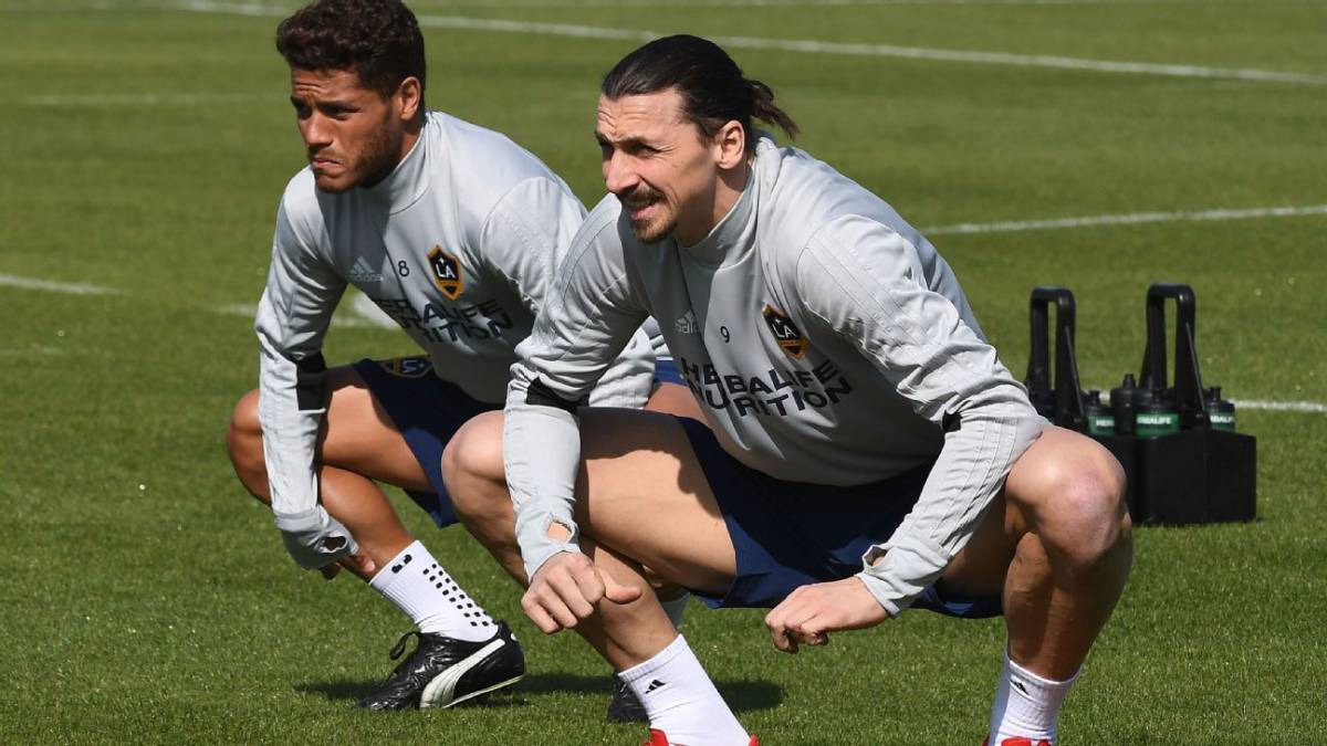 Zlatan y Jonathan Dos Santos hacen sentadillas