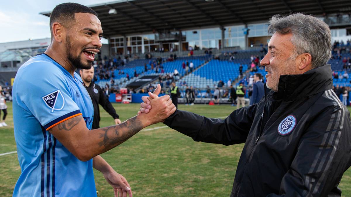 Dome Torrent explicó a AS USA como se dio el cambio de sistema que tanto beneficio le ha traído a NYCFC, conceptos, filosofía y hasta sentencias del técnico Catalán.