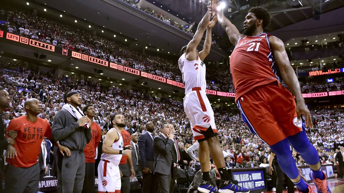 Kawhi Leonard encesta canasta del triunfo ante 76ers