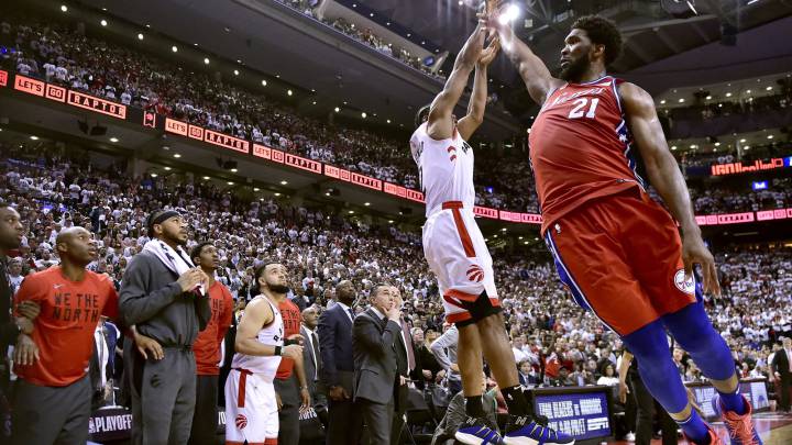 Kawhi Leonard encesta canasta del triunfo ante 76ers