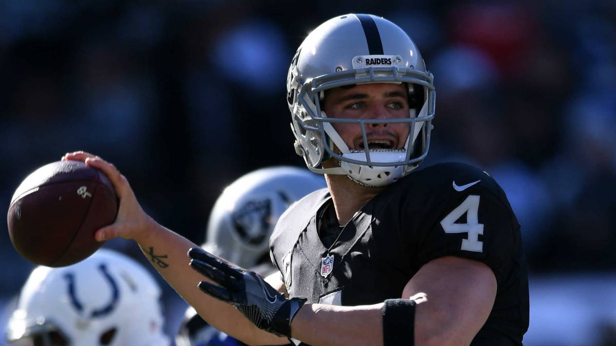NFL: Derek Carr, el quarterback más preciso a larga distancia