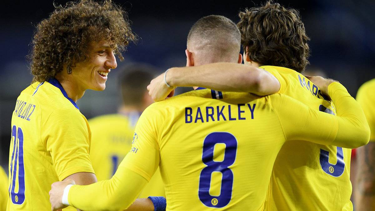 Jugadores de Chelsea celebran tercer gol