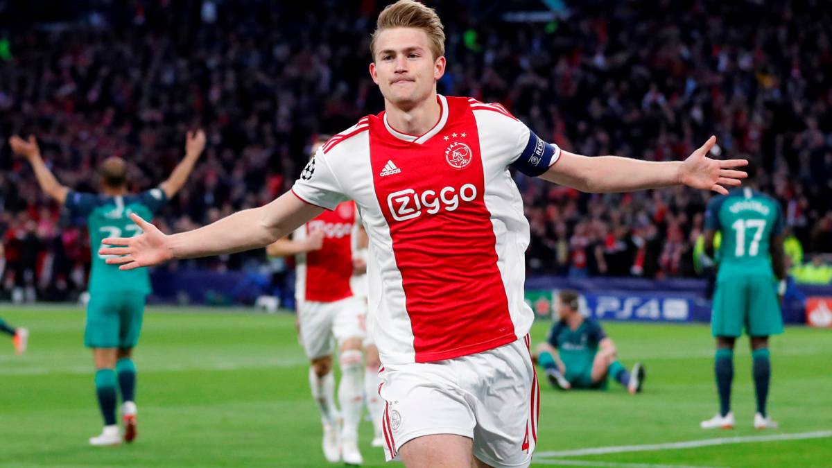 Matthijs de Ligt celebra un gol