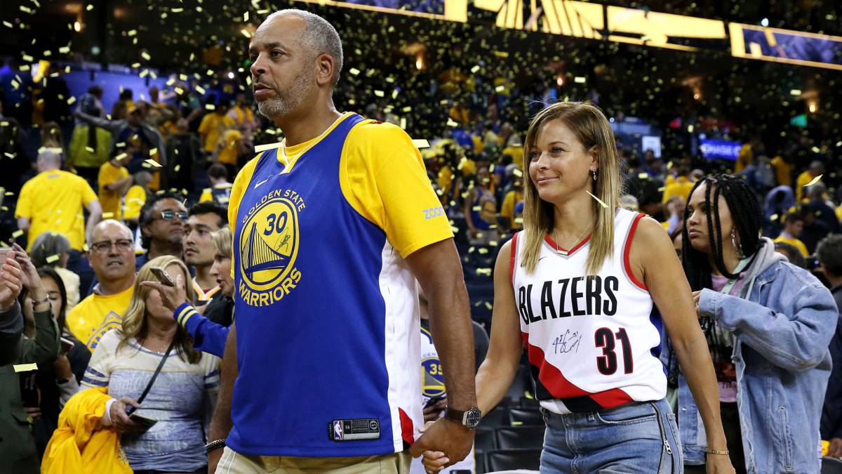 Dell Curry y Sonya Curry en partido de NBA