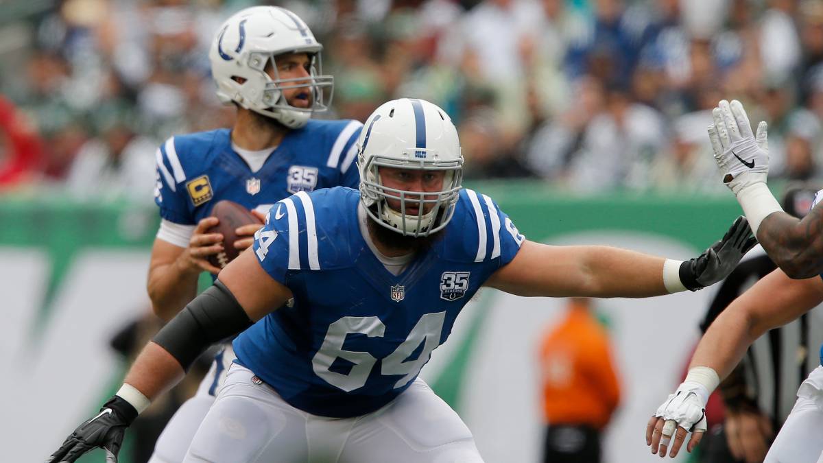 Mark Glowinski, de Colts, apoya a automovilista en plena carretera