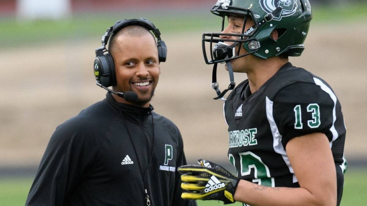 Ex jugador de Oregon detiene a hombre con arma en preparatoria