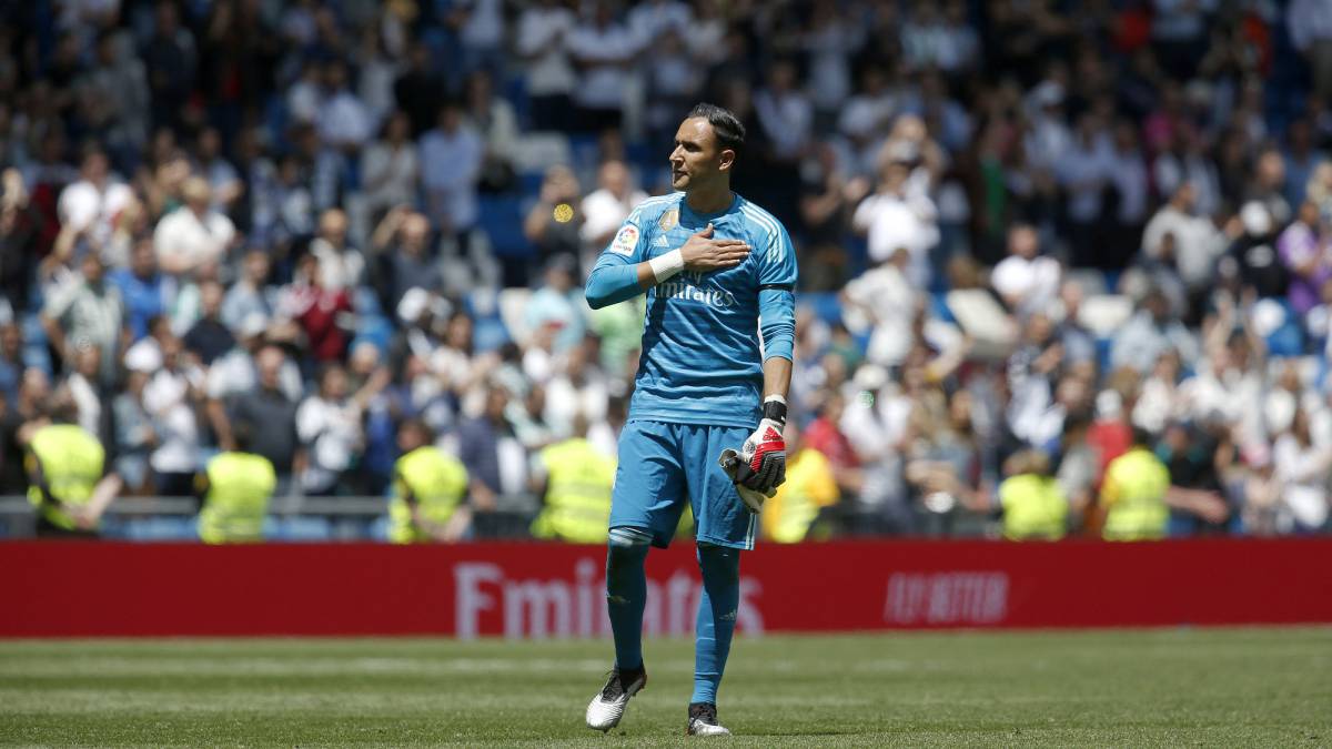 El portero tico de 32 años vistió por última ocasión la casaca merengue en la derrota con el Betis este domingo. Navas fue ovacionado por la afición al final del juego.