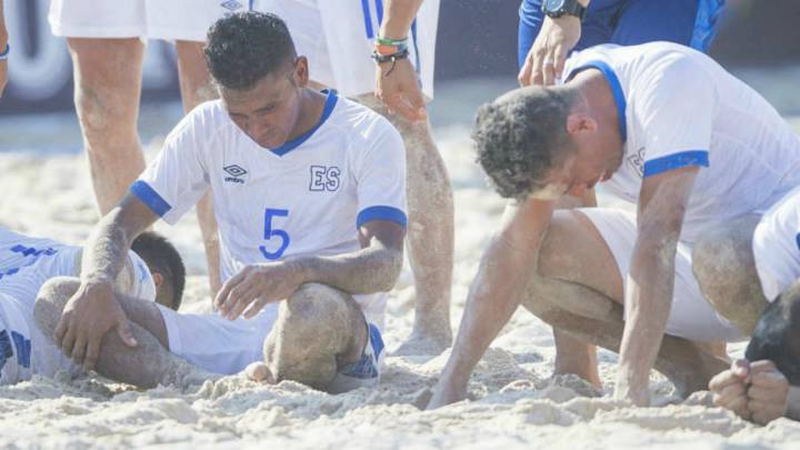 Portero de El Salvador se queja de decisiones arbitrales ante USA