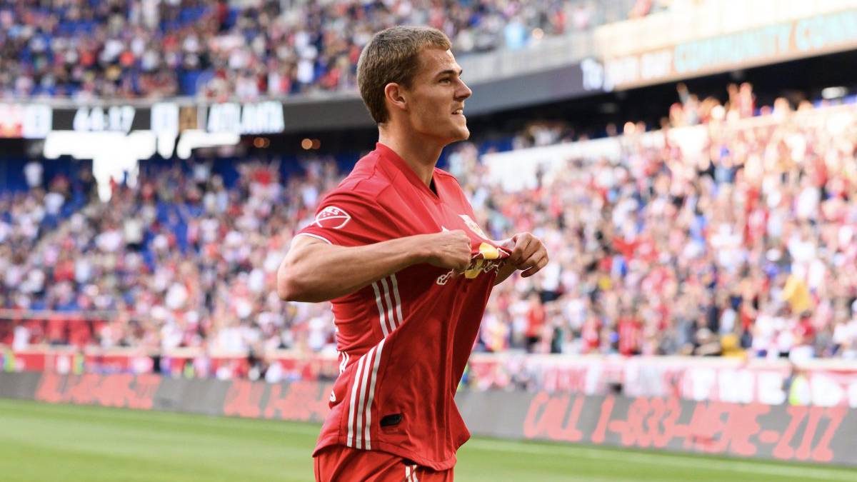 El estratega Chris Armas le ganó la partida a Frank de Boer en un partido extraño, con pocas acciones de real peligro y mucha polémica incluida