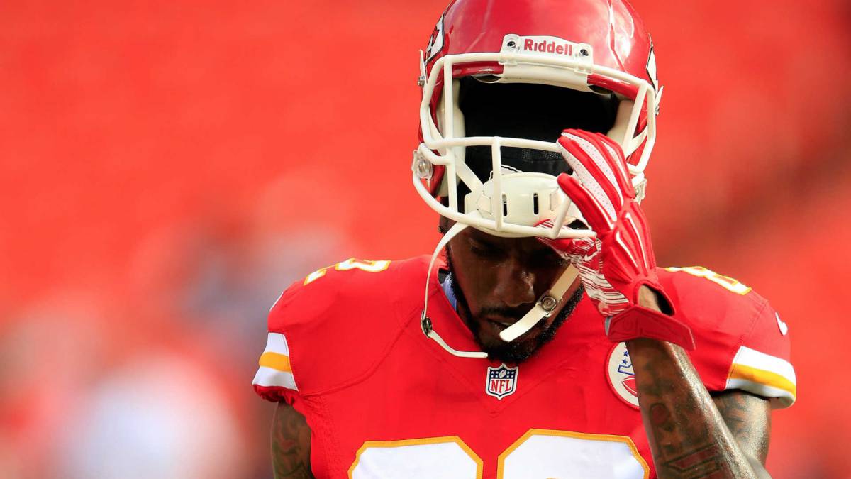 Tyreek Hill es apoyado por sus compañeros en Kansas City