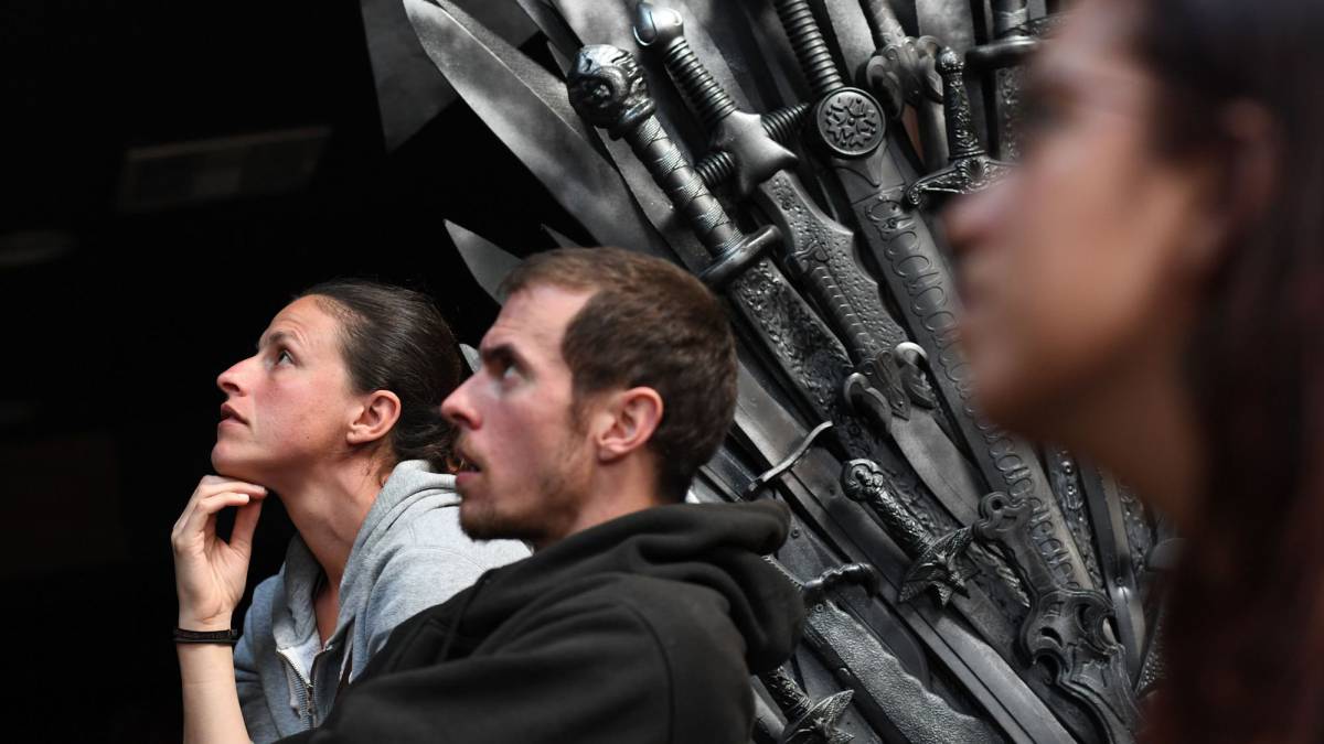Aficionados de Game of Thrones observan un capítulo de la serie