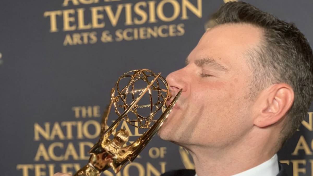 El comentarista mexicano se llevó la estatuilla a la ‘Personalidad Deportiva Más Sobresaliente al Aire en Español’ en la 40th edición de los Emmys.