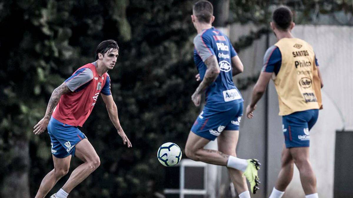 Bryan Ruíz entrenando con Santos