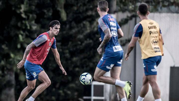 Bryan Ruíz entrenando con Santos