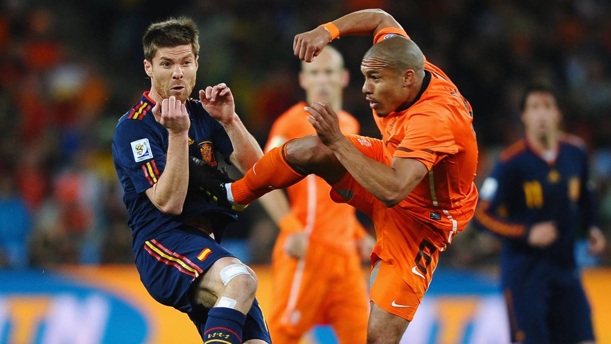 Nigel de Jong pateando en el pecho a Xabi Alonso