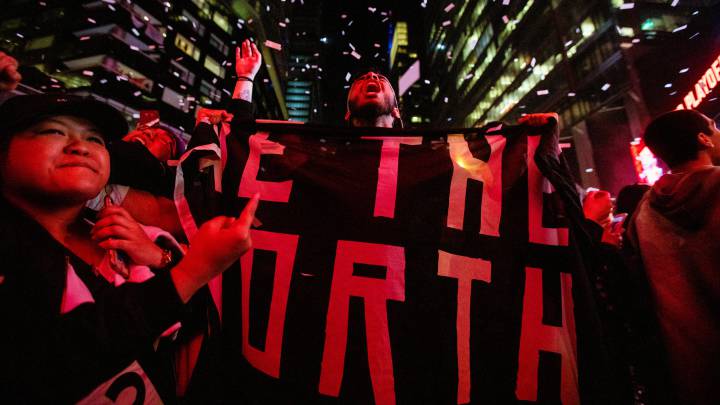 Fans sostienen cartel de los Raptors