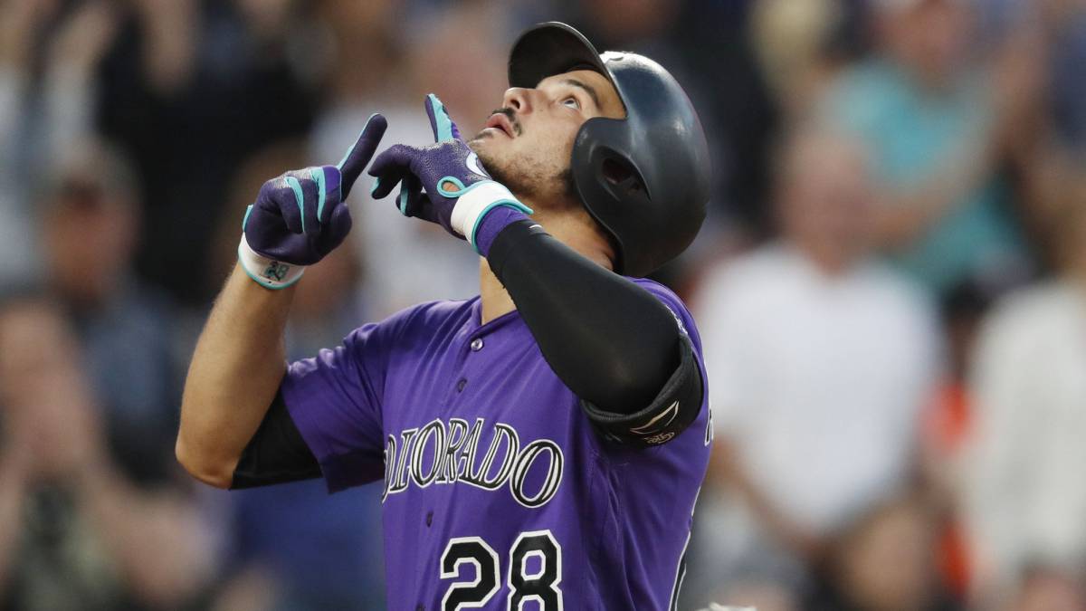 Nolan Arenado después de conectar su home run 200