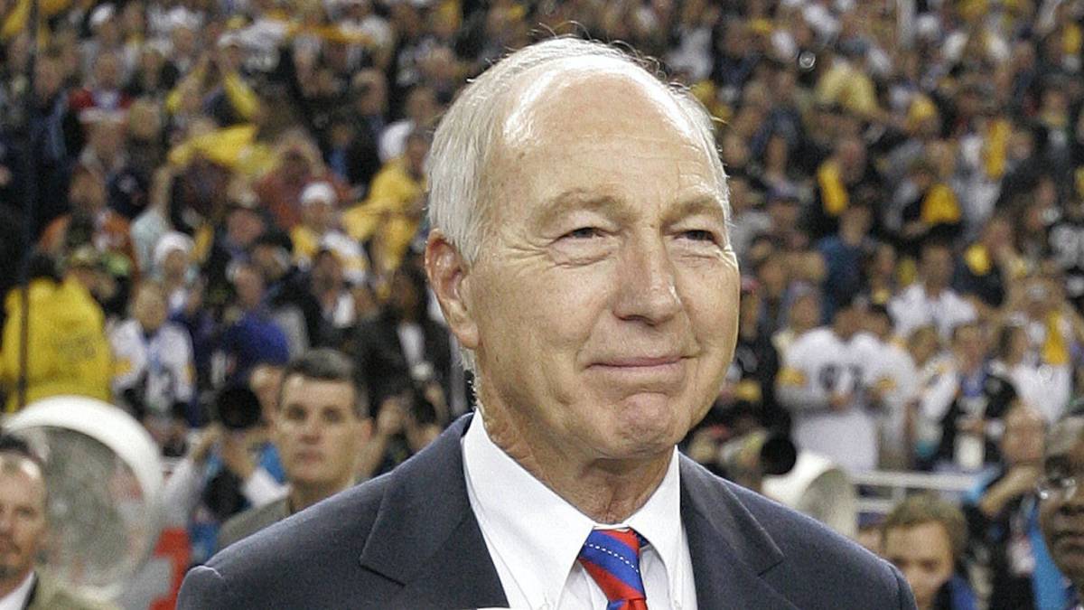 Bart Starr sostiene el trofeo Vince Lombardi