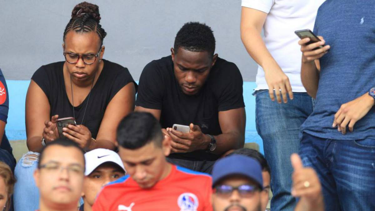 El defensor de Houston Dynamo, se encuentra en Honduras por el fallecimiento de su padre, en su visita aprovechó para apoyar a Olimpia en la final de ida.
