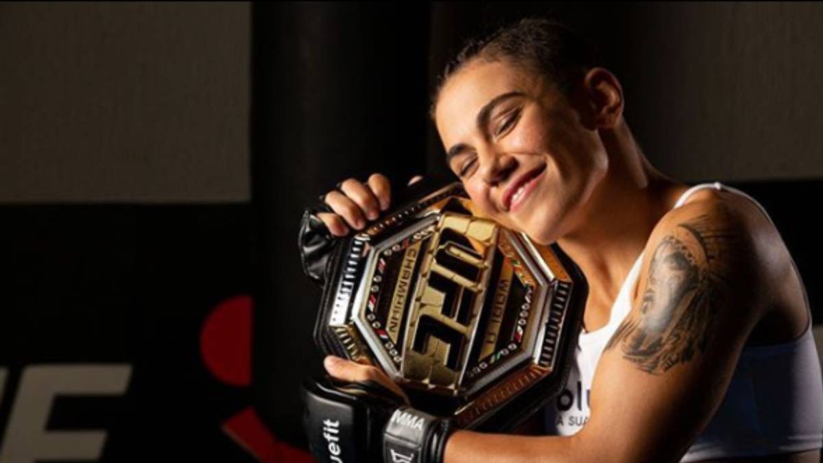 La nueva campeona de peso paja de UFC, celebró su victoria sobre Rose Namajunas posando para una foto utilizando solamente su cinturón.