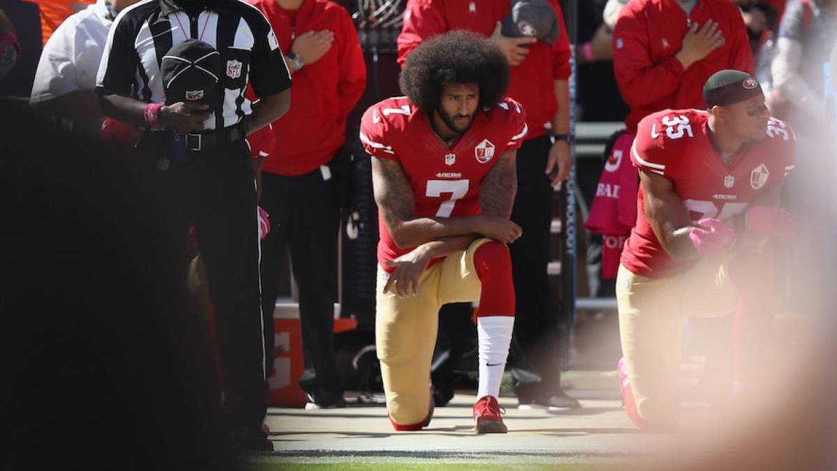 Colin Kaepernick hincado durante himno de Estados Unidos