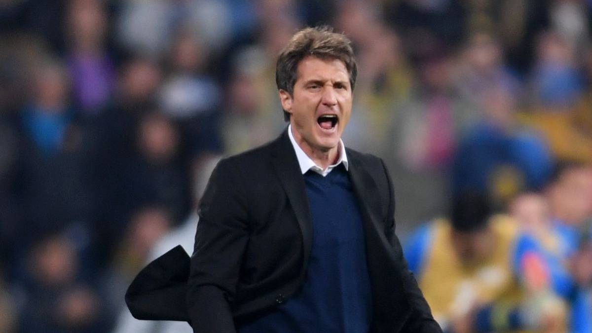Un aficionado de las ‘Gallinas’ llamó la atención del ex entrenador de Boca Juniors, quien no dudó en ir a la grada y hacerle frente.