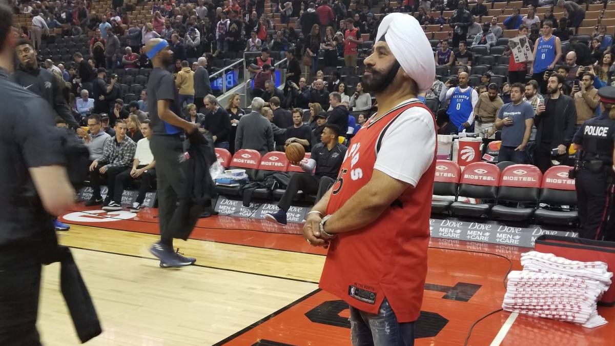 Nav Bhatia en partido de los Raptors