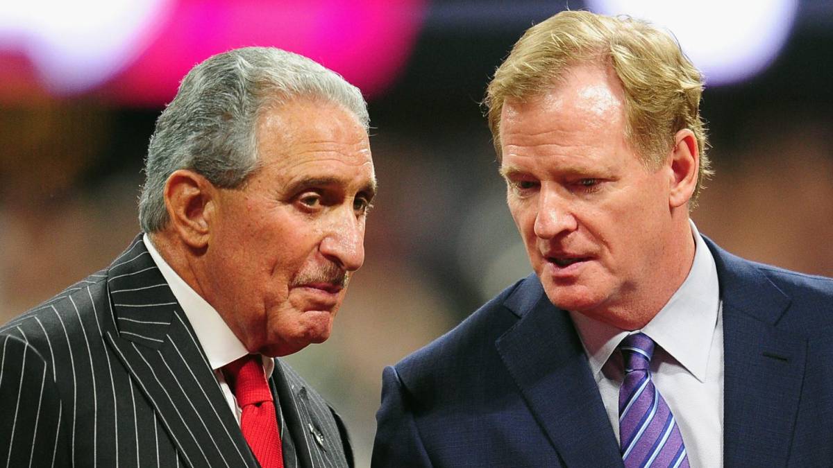 Roger Goodell y Arthur Blank, dueño de los Falcons