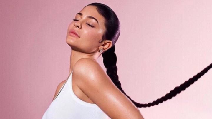 La empresaria estadounidense grabó un video haciendo promoción a su línea de cuidado Kylie Skin; sin embargo, recibió criticas de sus seguidores.