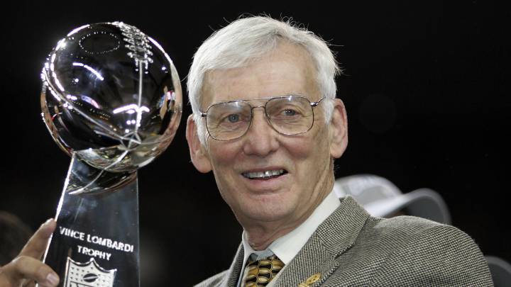 Dan Rooney con el trofeo Vince Lombardi