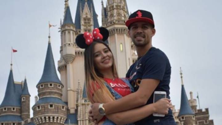 La estrella del futbol salvadoreña le pidió matrimonio a su novia mientras estaban de vacaciones en las Maldivas, y ella le dijo que ¡Sí!