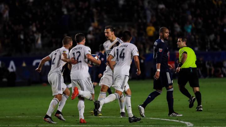 Zlatan Ibrahimovic festeja su gol ante el New England Revolution