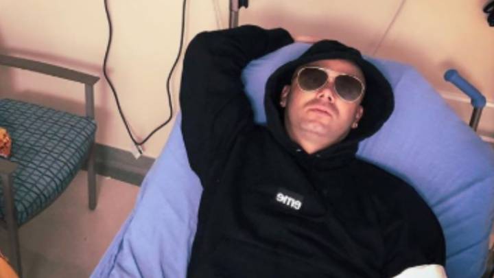 Mientras Wisin se despedía y agradecía a sus fans por haber asistido al concierto como parte de su gira con Yande, Como Antes, pisó mal y se cayó del escenario.