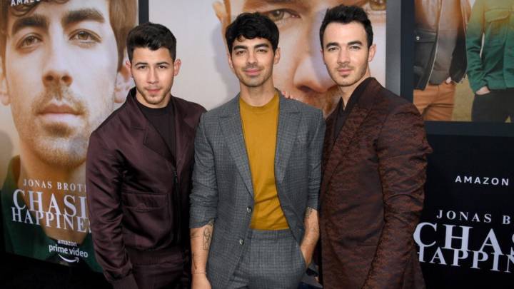 Kevin, Joe y Nick asistieron a la premier de su documental, que ya se puede ver por Amazon Primve Video, acompañados de sus esposas y de sus padres.