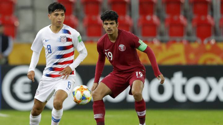 En la imagen, Alex Méndez pelea el esférico con un jugador de Qatar durante un partido de la Fase de Grupos del Mundial Sub 20 de Polonia